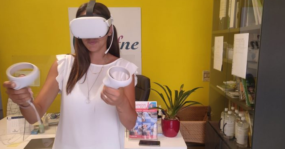 Donna che indossa visore VR e controller