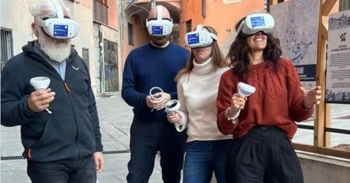 Sviluppatori del progetto indossano un visore VR
