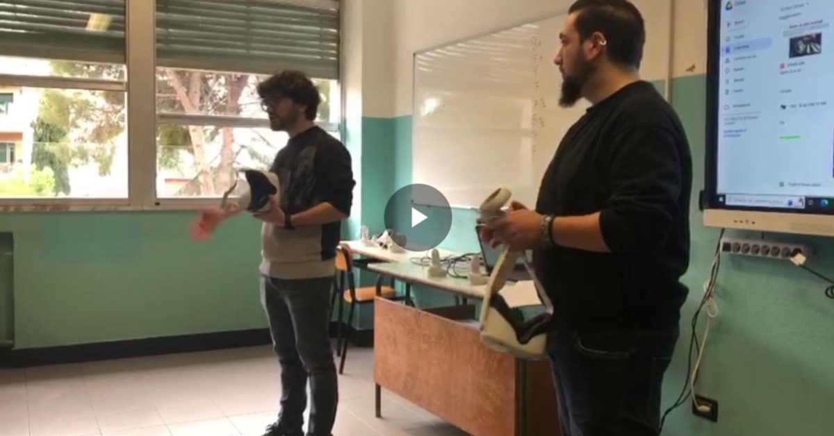 Il team di sviluppo spiega come funziona il progetto a una classe di studenti