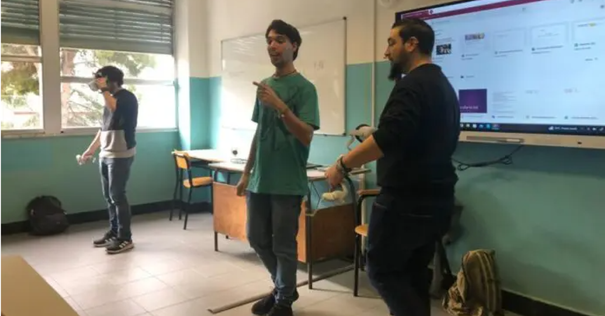 Il team di sviluppo fa una dimostrazione in VR a una classe di studenti